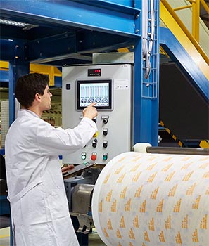 homem de bata branca em fábrica
