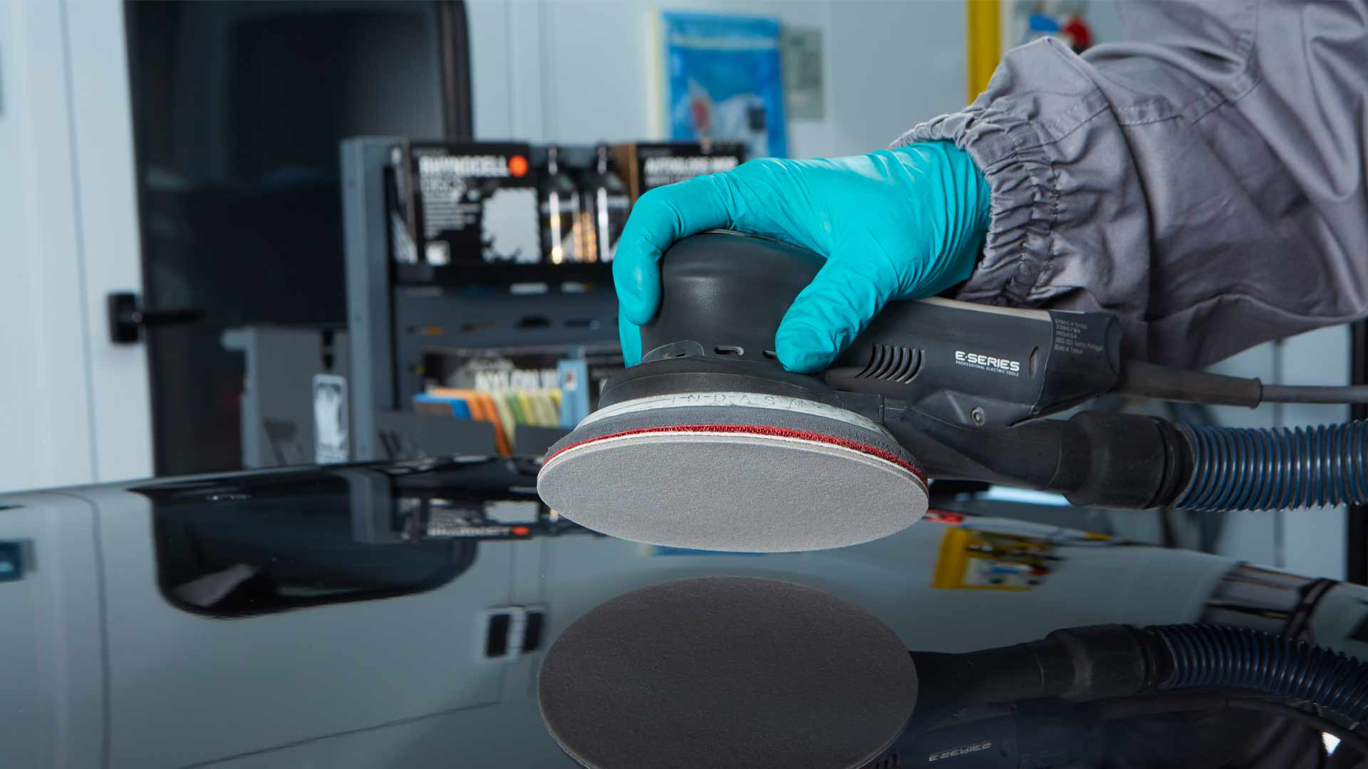 INDASA-Schleifmittel Rhynocell-Schleifen mit einem Elektroschleifer