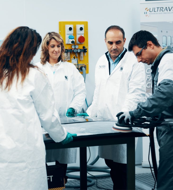 grupo de personas en taller